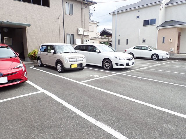 駐車場　縦列で２台駐車可能です♪
