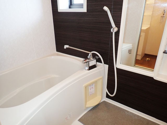 バス・シャワールーム　窓があって換気しやすい浴室！