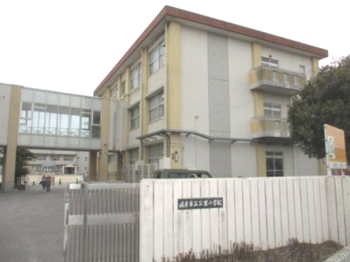 小学校　三里小学校（小学校）まで2020m