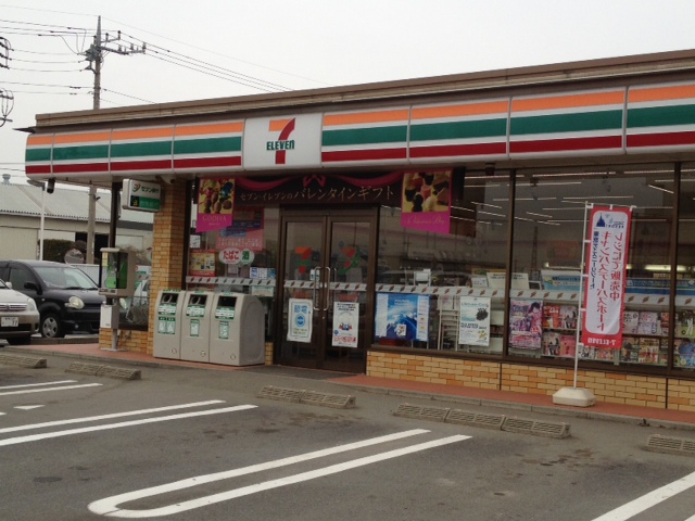 コンビニ　セブンイレブン尾島亀岡店（コンビニ）まで500m
