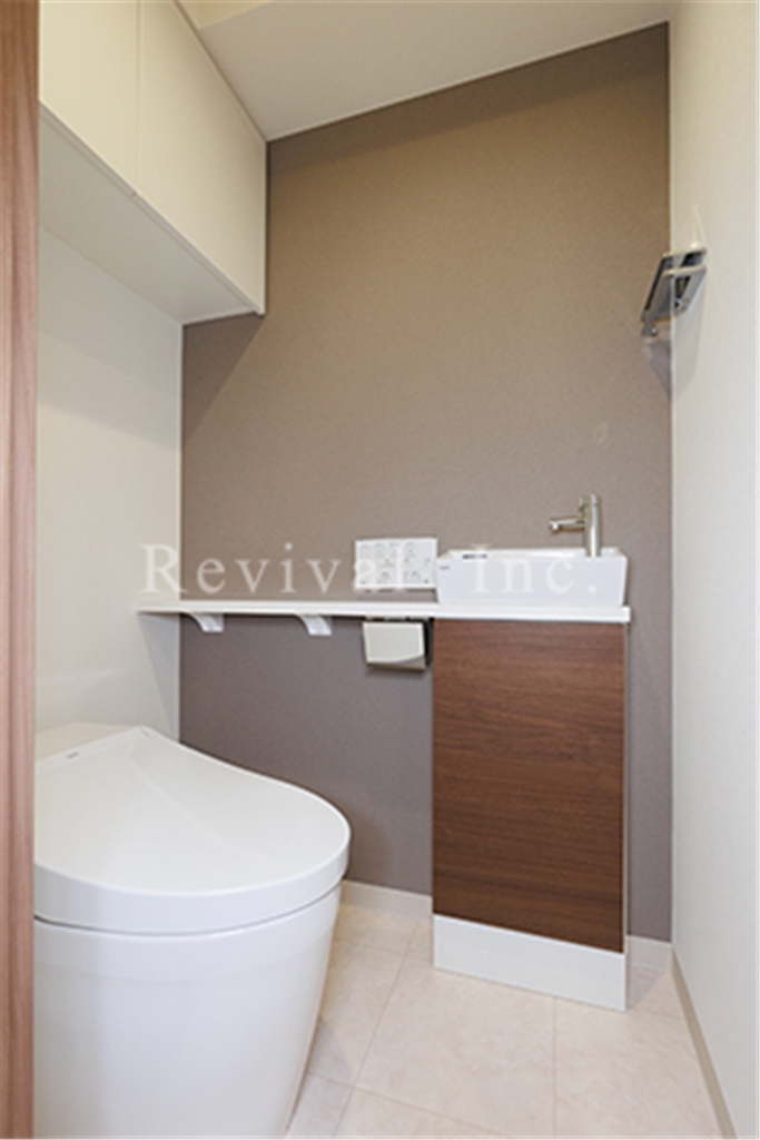 トイレ　手洗い付き・シャワートイレでございます