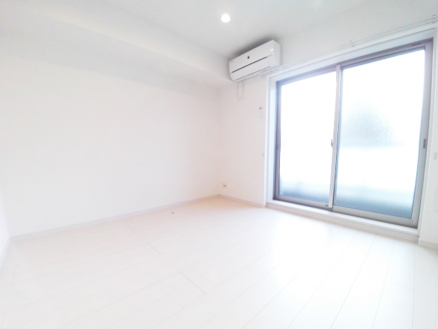 居室・リビング　ホワイト調の室内