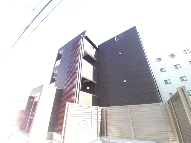 建物外観　ルーパーコンビニが複数ある利便性の良い立地しています。