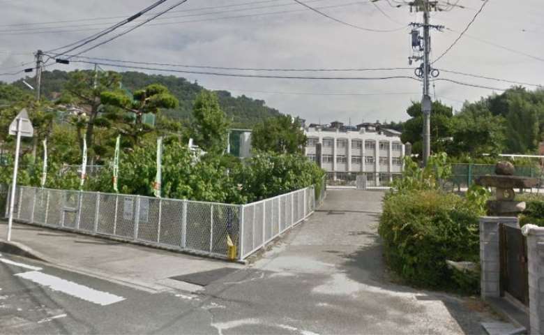 小学校　本郷小学校（小学校）まで823m