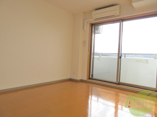 その他部屋・スペース　フローリングのお部屋なのでベッドを置いて寝室の出来上がりです