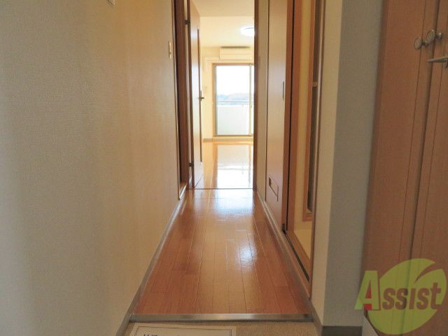 玄関　玄関を入ると左手にトイレ、右手が脱衣所、正面に居室ですね