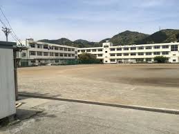 中学校　服織中学校（中学校）まで1857m