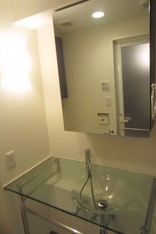 洗面設備　オシャレな洗面台です。