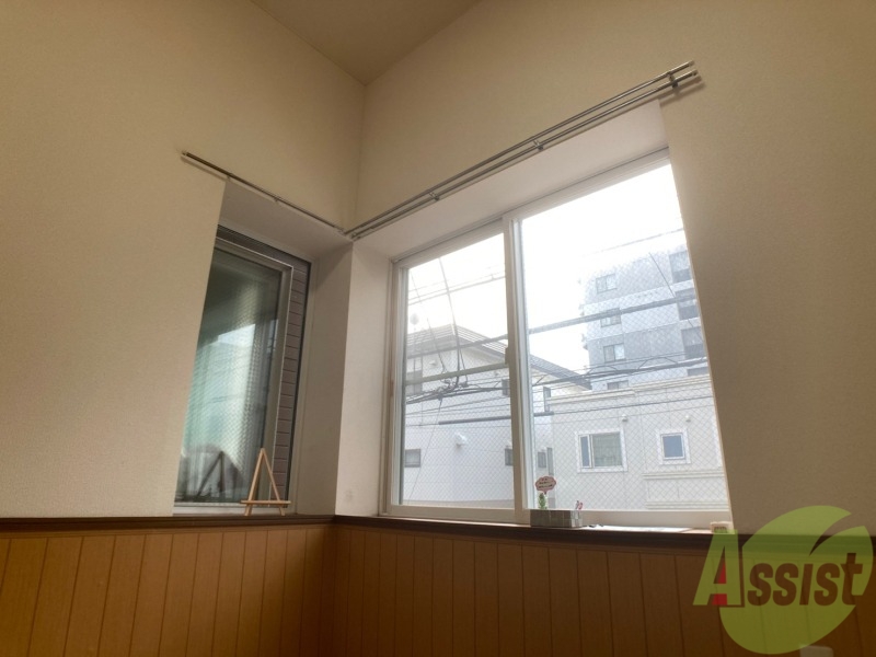 バルコニー　大きな窓がありますので風通しが良さそう。