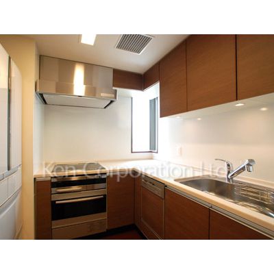 キッチン　同タイプ19階のお部屋を撮影。仕様が異なることがあります。