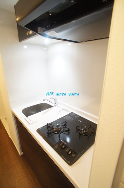 キッチン　効率的に調理できる清潔感のあるシステムキッチン