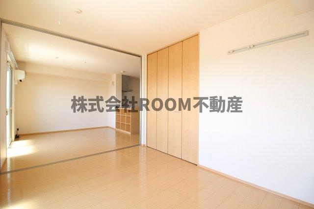 その他部屋・スペース　開放的な寝室です