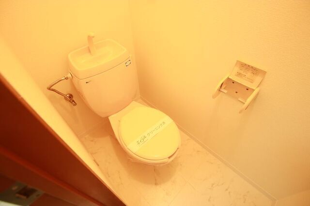 トイレ　※別室の参考写真の為、現況優先です。