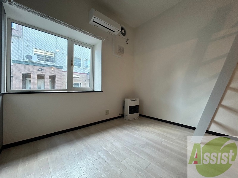 居室・リビング　１０帖の洋室です。広々として、きれいですね。