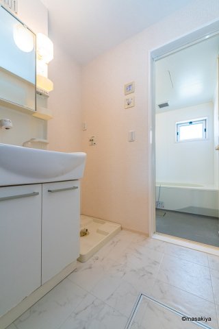 洗面設備　洗面・脱衣　シャンプードレッサー付き。