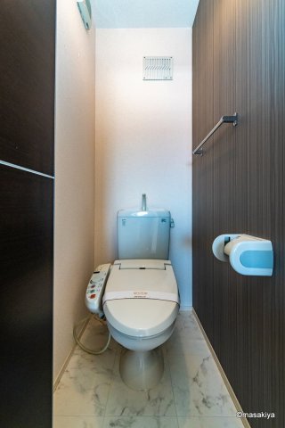 トイレ　トイレ　ウォシュレット付き。