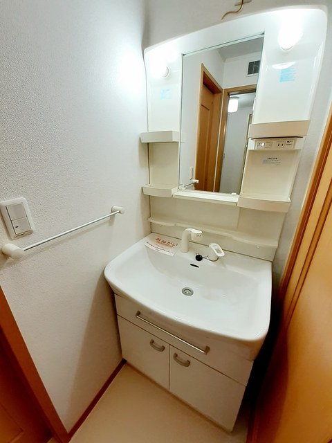 洗面設備　手洗いにも使いやすいシャワー付きの洗面台！