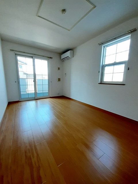 居室・リビング　約13帖あるリビングにクローゼットが2つ付いています！