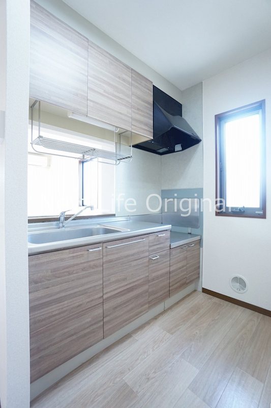 キッチン　窓付きで明るいキッチンです☆