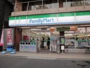 コンビニ　ファミリーマート（コンビニ）まで111m