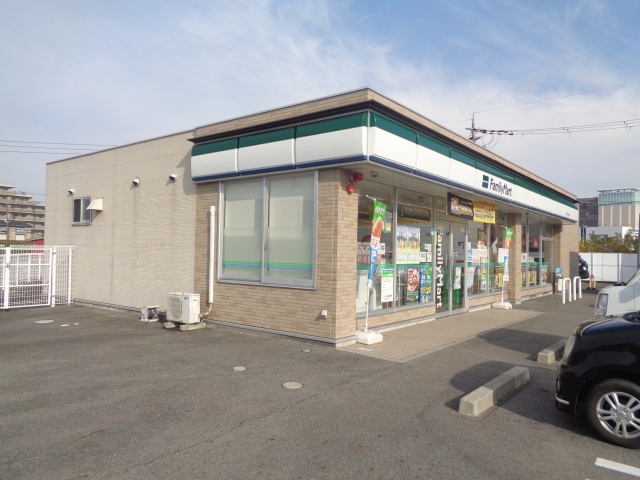 コンビニ　ファミリーマート　彦根竹ヶ鼻店（コンビニ）まで400m