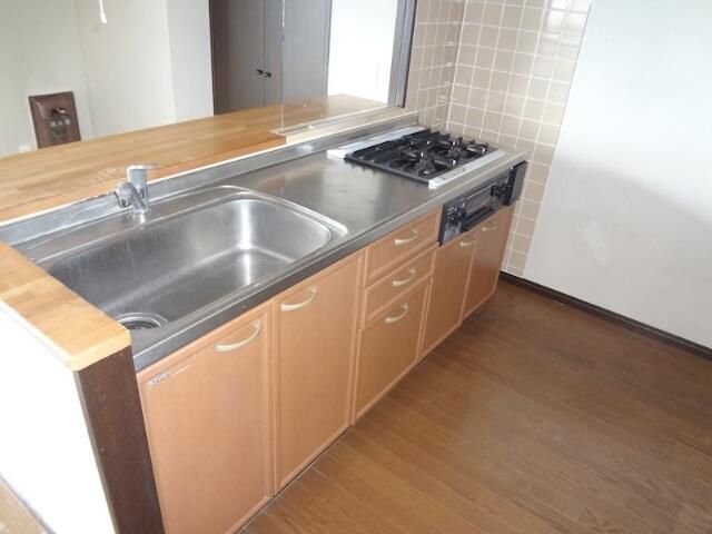 キッチン　コンパクトなキッチンで掃除もラクラク