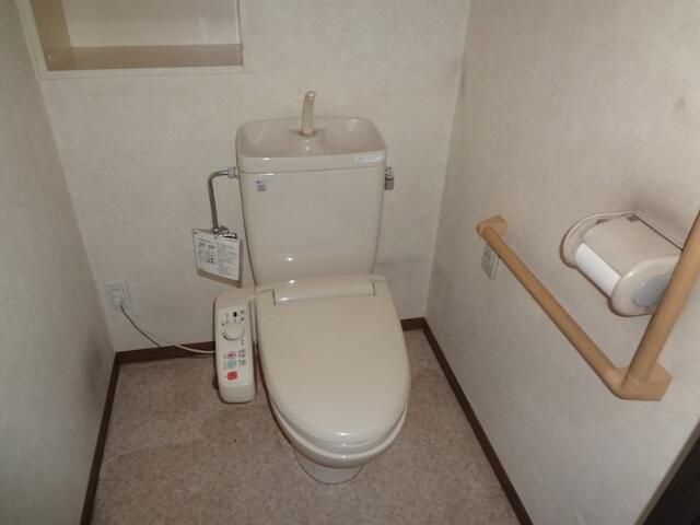 トイレ　落ち着いた色調のトイレです