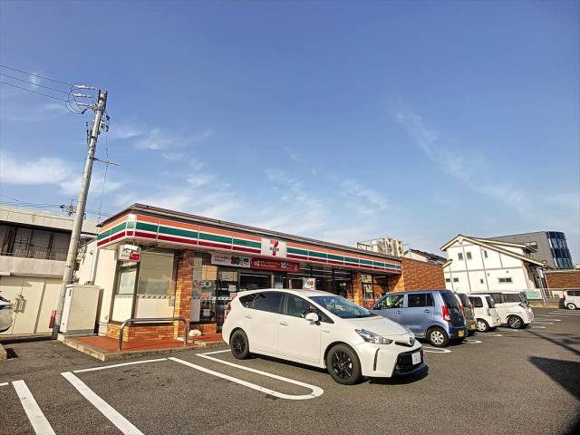 コンビニ　セブンイレブン（コンビニ）まで686m
