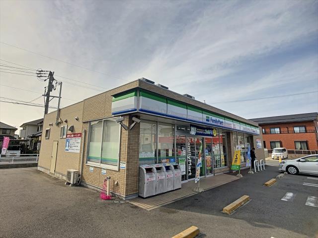 コンビニ　ファミリーマート（コンビニ）まで869m