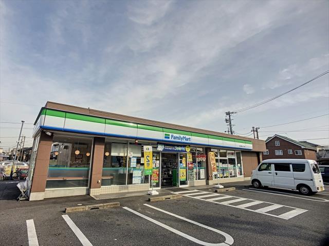 コンビニ　ファミリーマート（コンビニ）まで877m