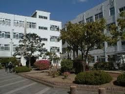 中学校　高槻市立第四中学校（中学校）まで749m