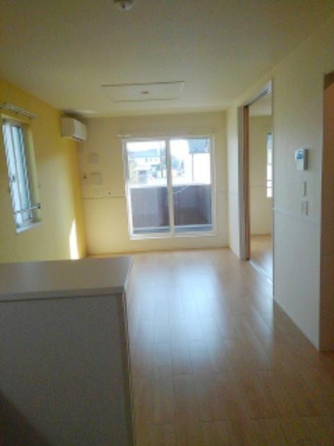 居室・リビング　エアコン付きで一年中快適にお過ごしいただけます。