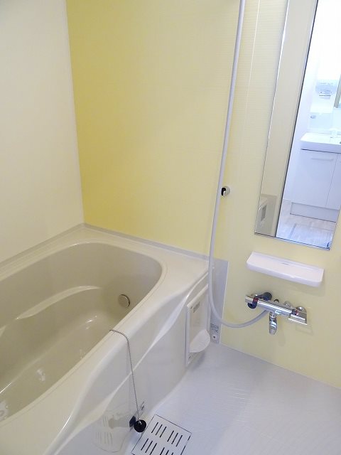 バス・シャワールーム　うれしい追い炊き機能付きのお風呂です。