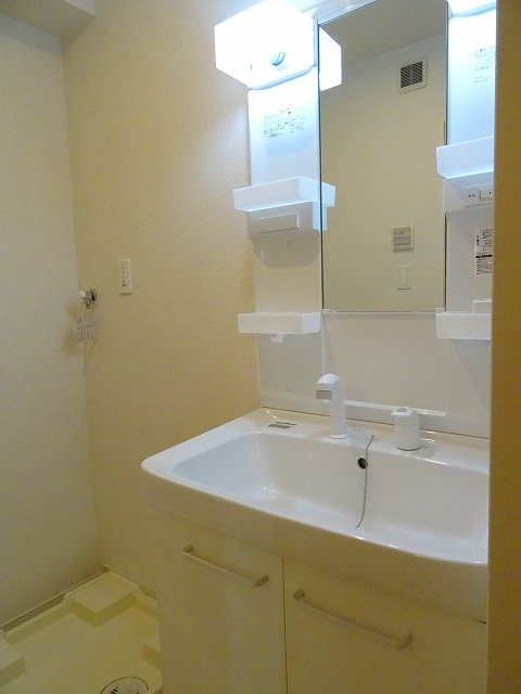 洗面設備　忙しい朝に嬉しい、シャワー付き洗面台です。