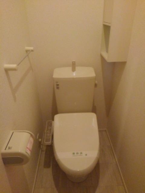 トイレ　嬉しいウォシュレット付きのトイレです。