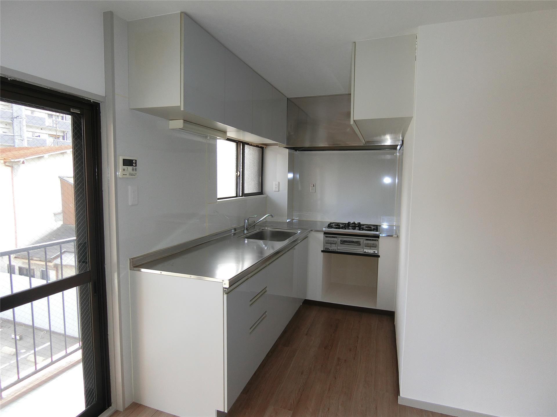 キッチン　3口ガスコンロ・グリル付きのゆったりとしたキッチンです♪