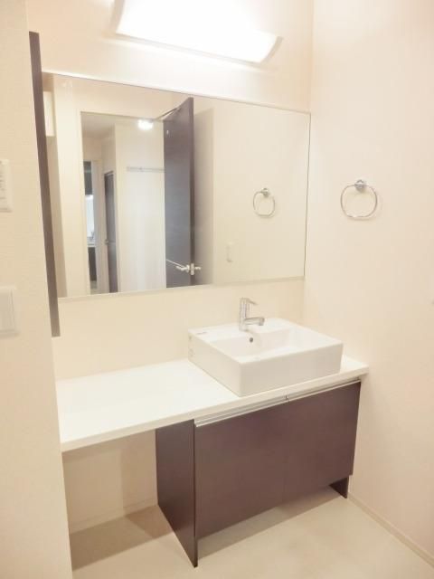 洗面設備　大きめの独立洗面台です。