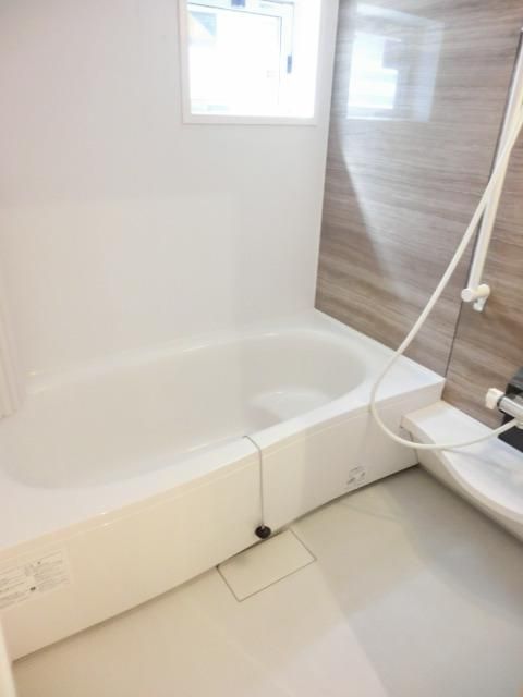 バス・シャワールーム　ミラー付きのバスルームです。