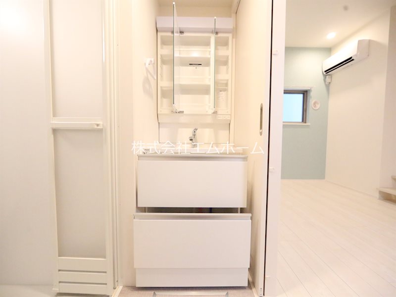 洗面設備　脱衣所　独立洗面台（シャンプードレッサー付）　同仕様写真