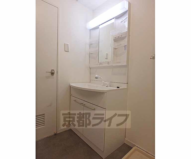 洗面設備　鏡付きの独立洗面台です。