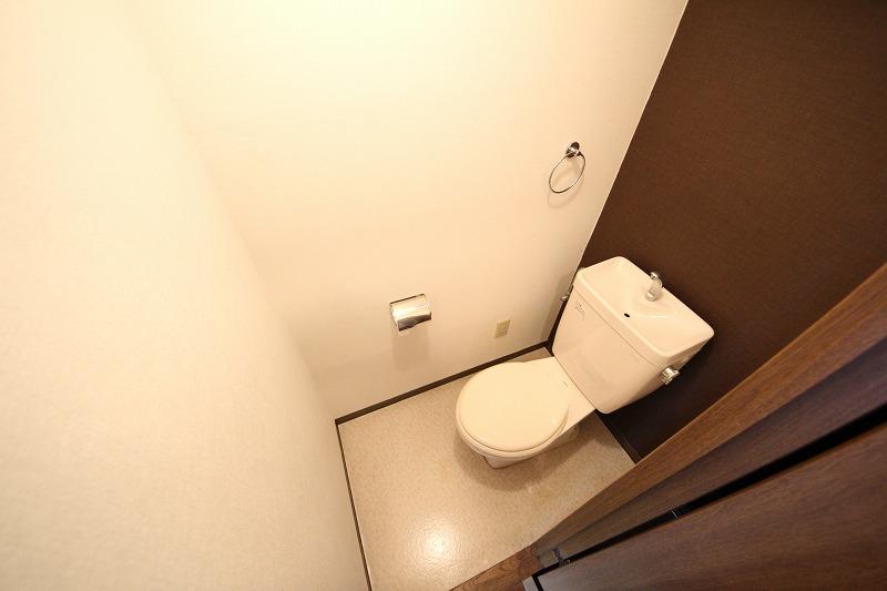 トイレ　落ち着いた色調のトイレです