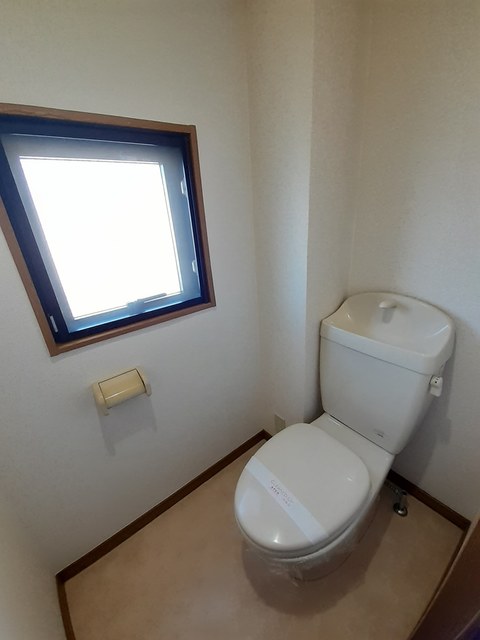 トイレ　同物件別号室の写真です。