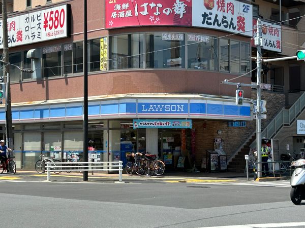 コンビニ　ローソン足立六町駅前店（コンビニ）まで394m