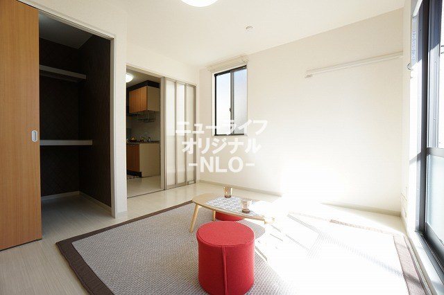 その他　洋室別アングル　2面採光なので開放感があります★