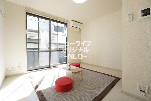 居室・リビング　天井高を活かした大きな窓から明るい光が入ります★エアコン付★