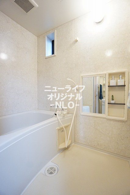 バス・シャワールーム　バスタブに浸かって一日の疲れをゆっくり癒すことができます★