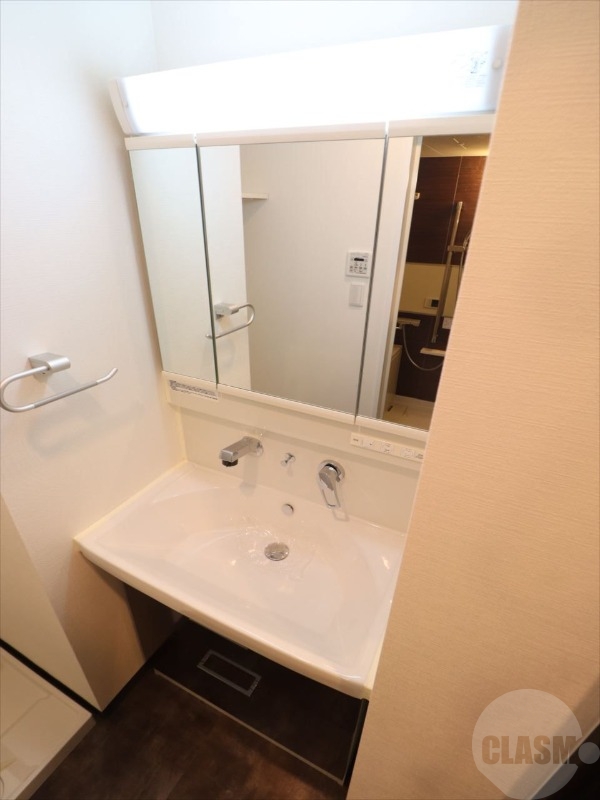 洗面設備　シャンプードレッサー付きの洗面台