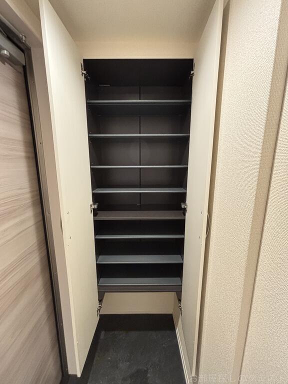 玄関　（写真は同タイプ）