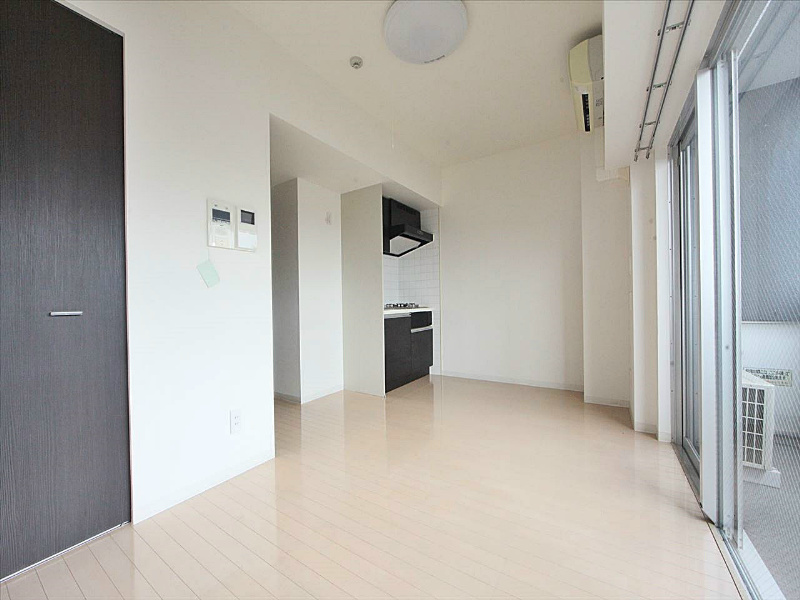 居室・リビング　洋室8.4帖　南向き