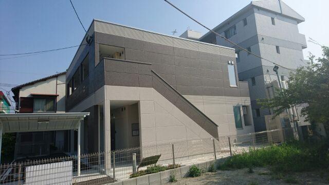 エントランス　落ち着いたエントランスです